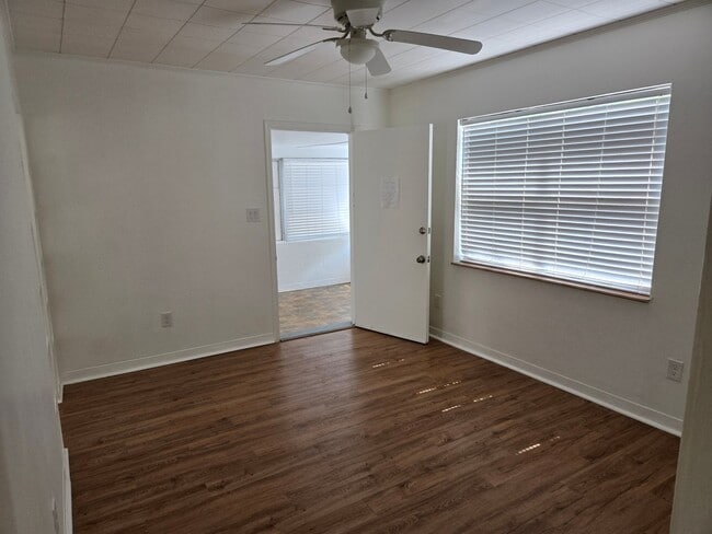 Photo - 1611 Canterbury Rd N