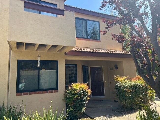 Building Photo - Beautiful upgraded 3 bed 2.5 bath Townhous... Rental