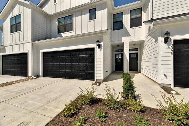 Photo - 252 Fieldwood Dr