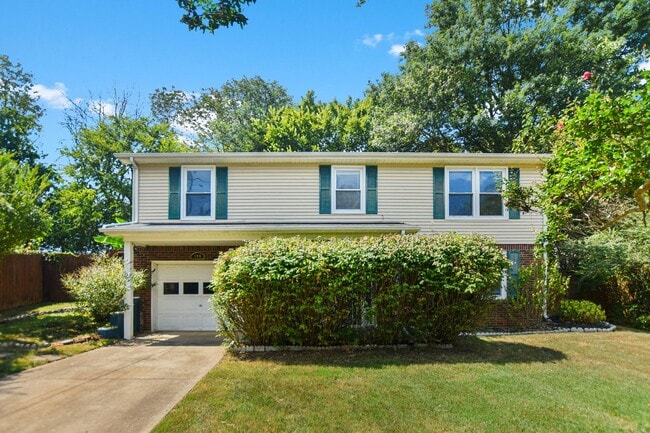 Building Photo - Pet Friendly Three Bedroom! Rental