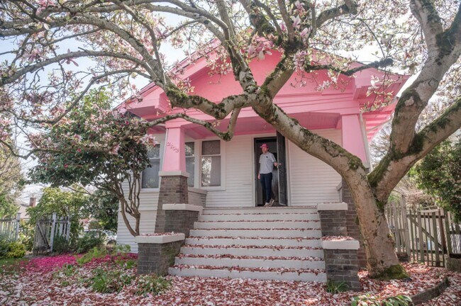 Photo - Beacon Hill - "Pretty in Pink" 2 Bedroom /...