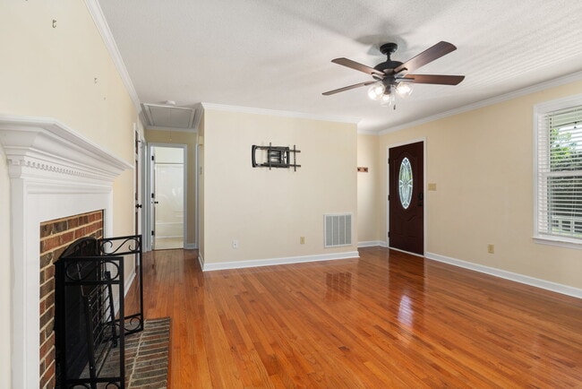 Sala de estar con relucientes pisos de madera noble. - 940 Skylar Ct