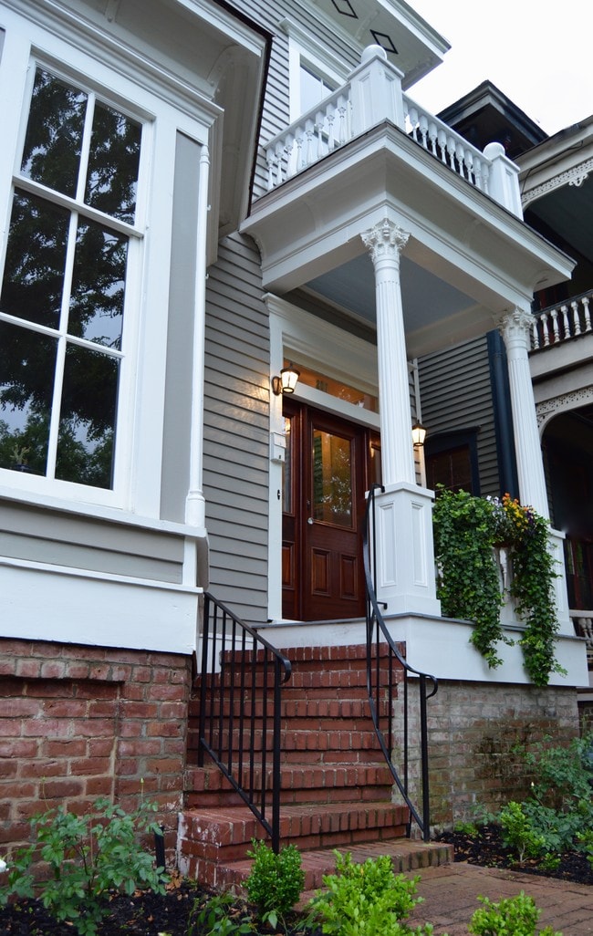 Building Photo - 207 W Waldburg St Unit APT 2