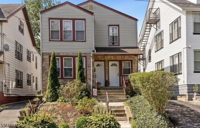 Photo - 202 Oxford St