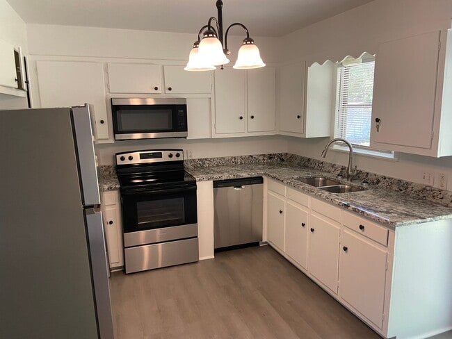 Photo - 3/1 house with garage, fenced backyard, walk to TSU