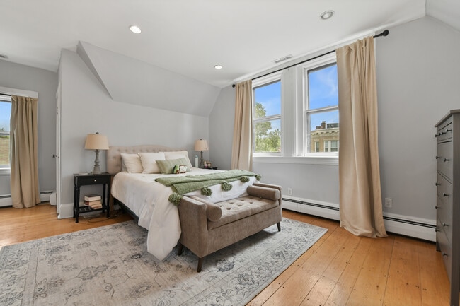 Building Photo - 1774 Beacon St Unit 6