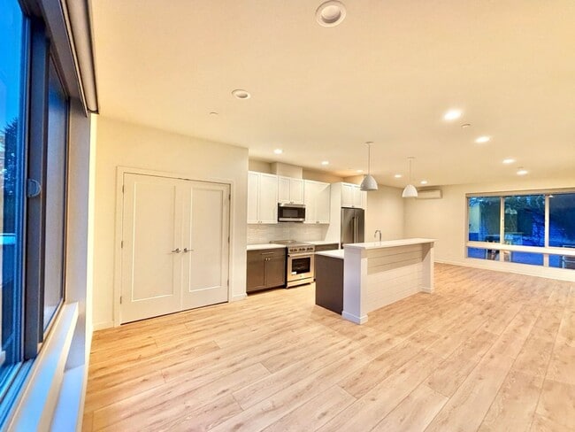 Building Photo - 2021 Construction: 3 Bed, 3.5 Bath with Large Living Room & 4 Private Balconies