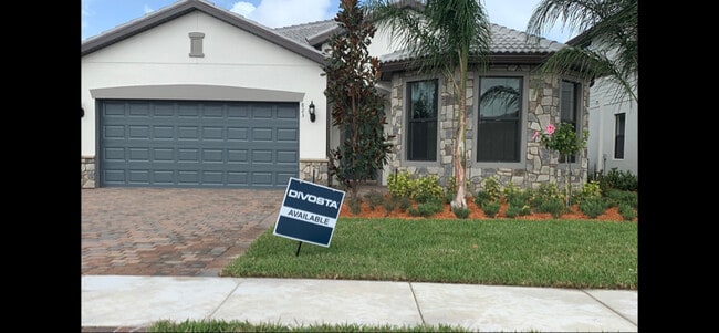 Building Photo - 823 SE Villandry Way