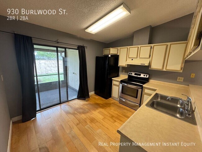 Photo - 930 Burlwood St