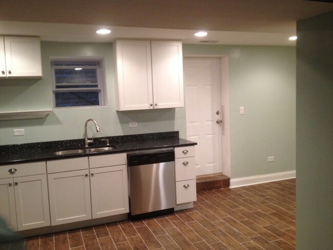 Kitchen - 919 W Newport Ave Unit Garden