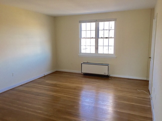 living room - 3407 Commonwealth Ave Unit C