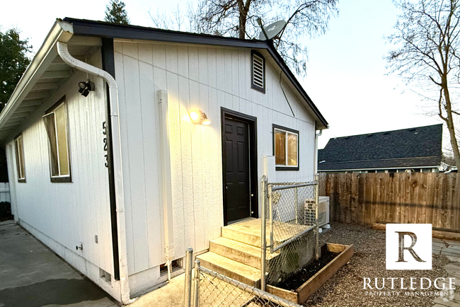 Building Photo - Newly remodeled 2 bedroom in Medford! Rental