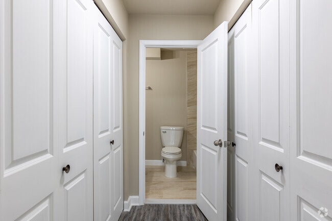 2BR, 2BA - 1160SF - Closets