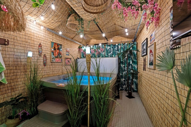 Building Photo - 11021-11155 155 St NW