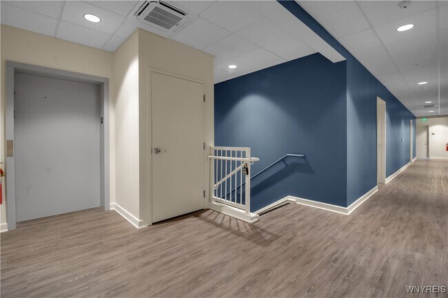 Photo - 5712 Main St