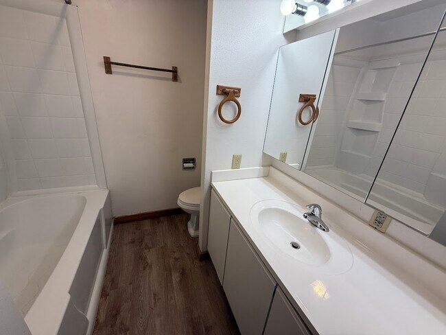 Photo - 1915 University Ave