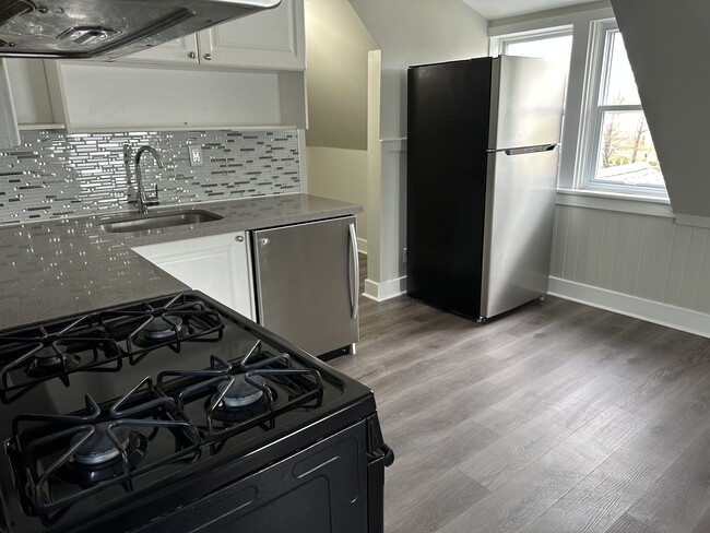 Photo - Cool One-Bedroom On Victoria For Rent! Unit 1