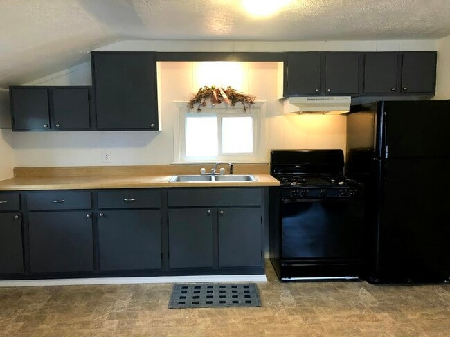 962 E 32nd St Unidad 2