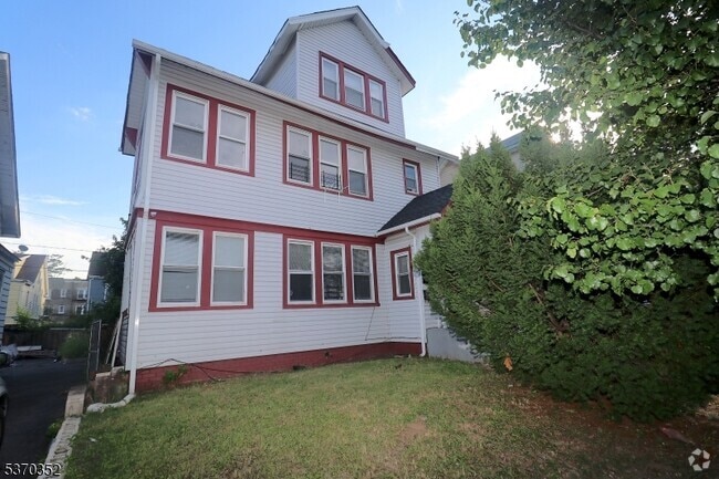 Building Photo - 176 Shephard Ave Unit 1 Rental