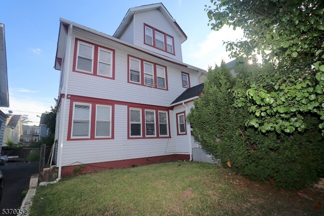 Building Photo - 176 Shephard Ave Unit 1 Rental