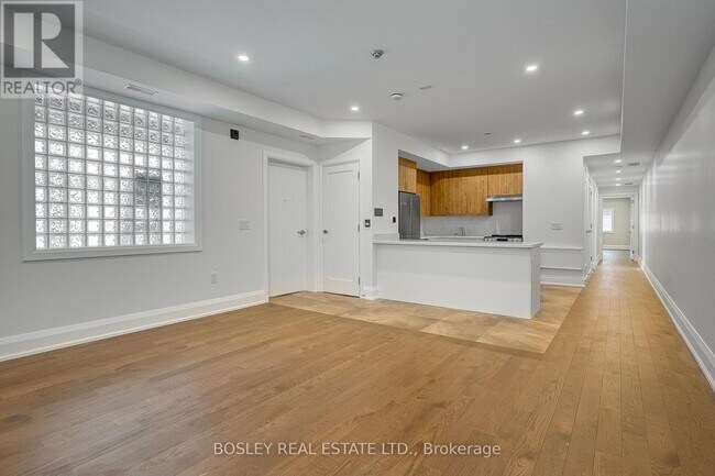 Photo - 2579 Yonge St