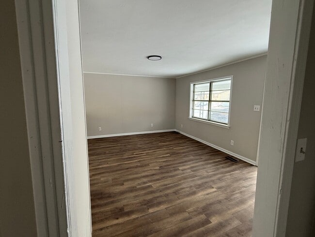 Photo - 210 Laurison St