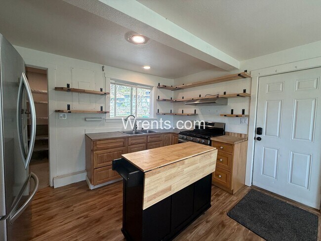 Photo - Lakeview Cabin Living – 1 Bed / 1 Bath Retreat on Sprague Lake!