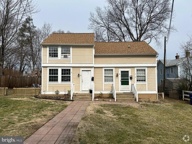 Building Photo - 8 Monroe St SE Rental