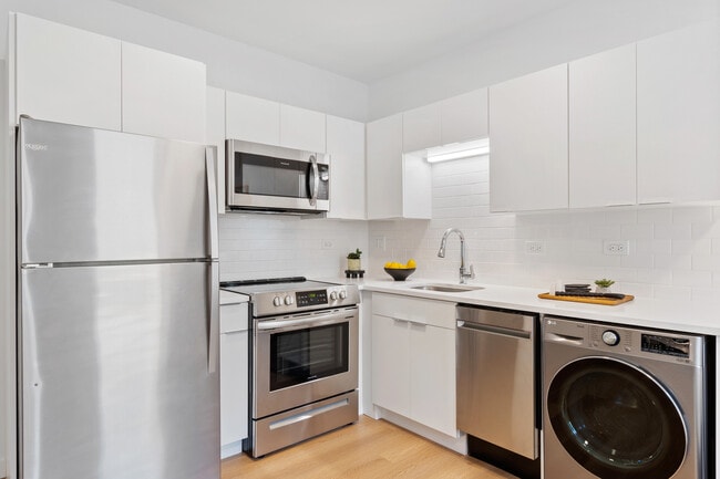 Photo - 1650 W Roscoe St