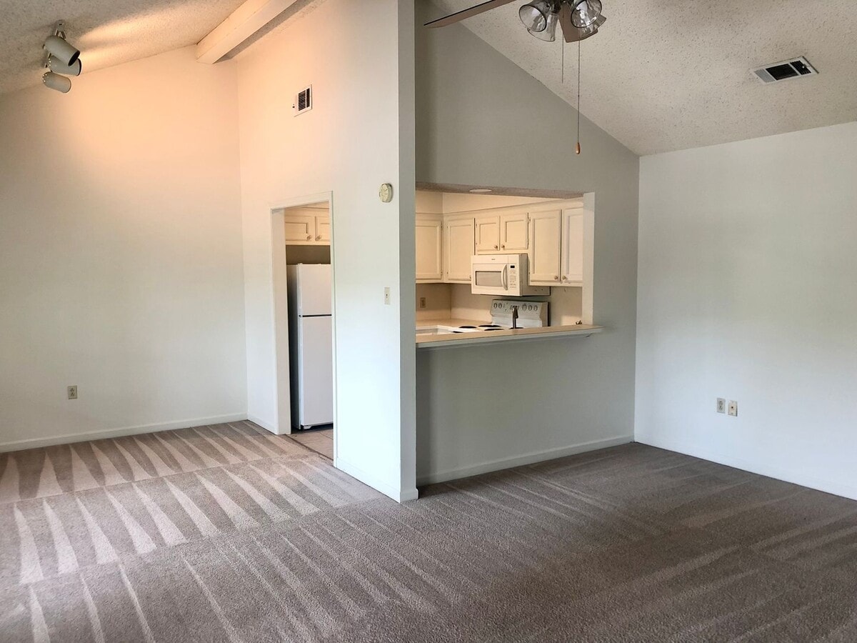 Great complex minutes from campus! - Great complex minutes from campus!