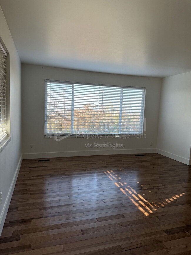 Photo - 2025 Broadmoor St S