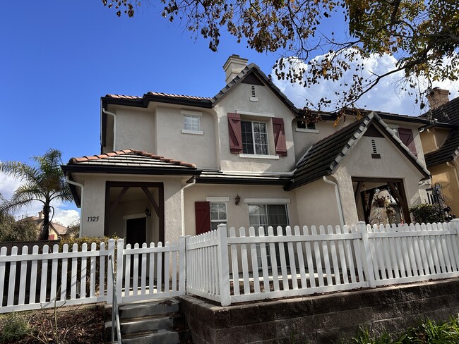 Photo - 1325 Little Lake St Townhome