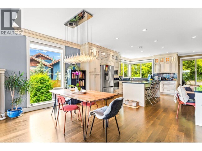 Photo - 915 Thistle Pl