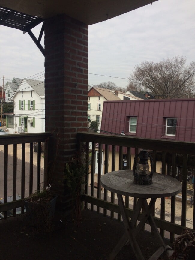 Building Photo - 2 N Ridge Ave Unit 2R