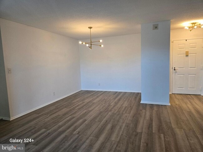 Photo - 5902 Mt Eagle Dr Unidad 709