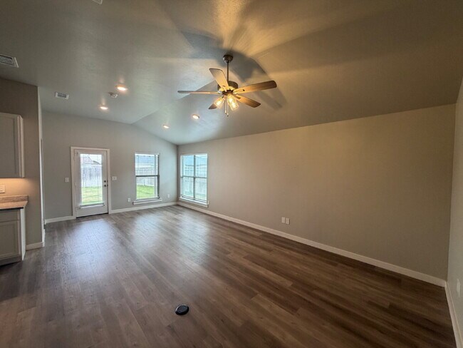 Photo - Wonderful 4/2 In Bell Farms!