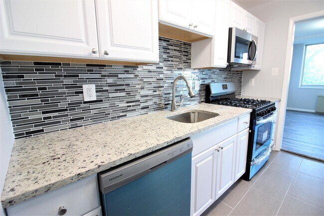 Photo - 10401 Grosvenor Pl