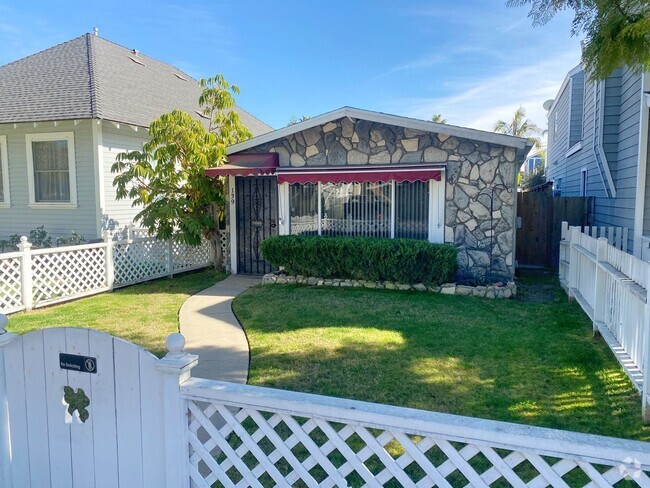 Building Photo - Coronado - Recently Renovated 3 Bedroom / ... Rental