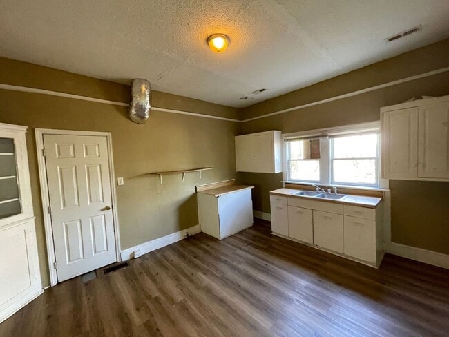 Photo - 2 bedroom 1 bathroom house with fenced yard available