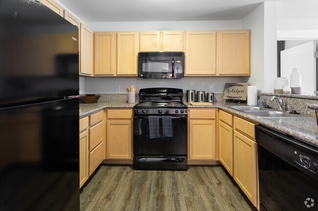 2BR,2BA,907SF