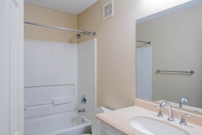 Photo - 2 Bed / 2 Bath Updated Town Home Hugo, MN ...