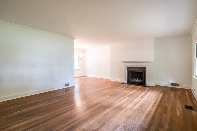 Building Photo - 432 Collier Rd NW Unit 432 Collier Rd. NW (Upper ) Rental