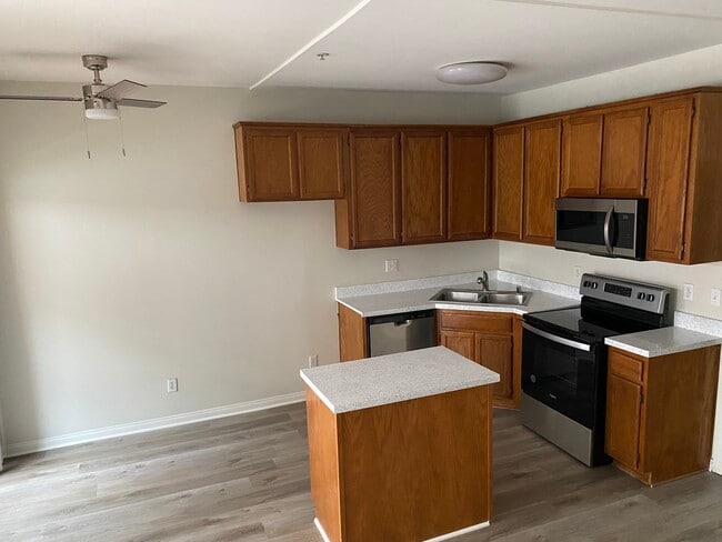 Building Photo - 9825 Topanga Canyon Blvd Unit 18