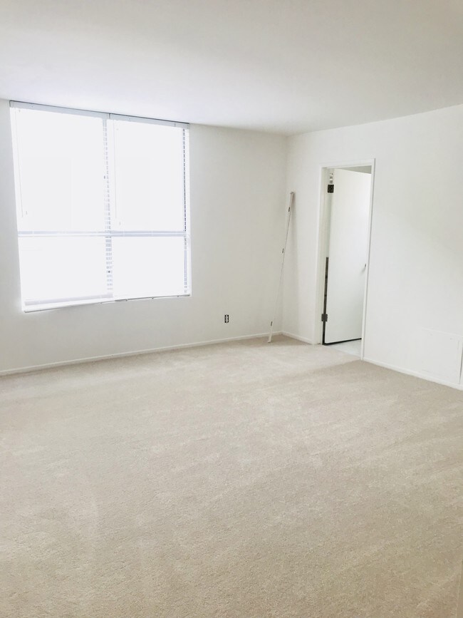 Photo - Brentwood Plaza