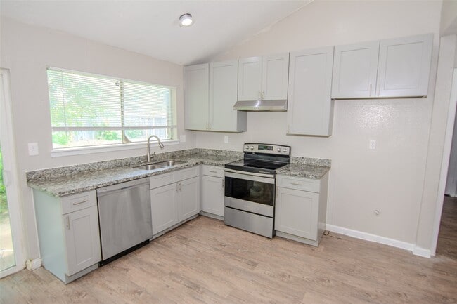 Photo - 9311 Golden Wood Ln