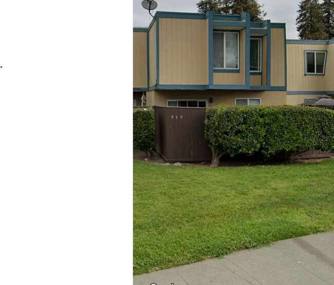 Fully Remodeled 3 Bedroom Townhome Availab... - Fully Remodeled 3 Bedroom Townhome Availab...