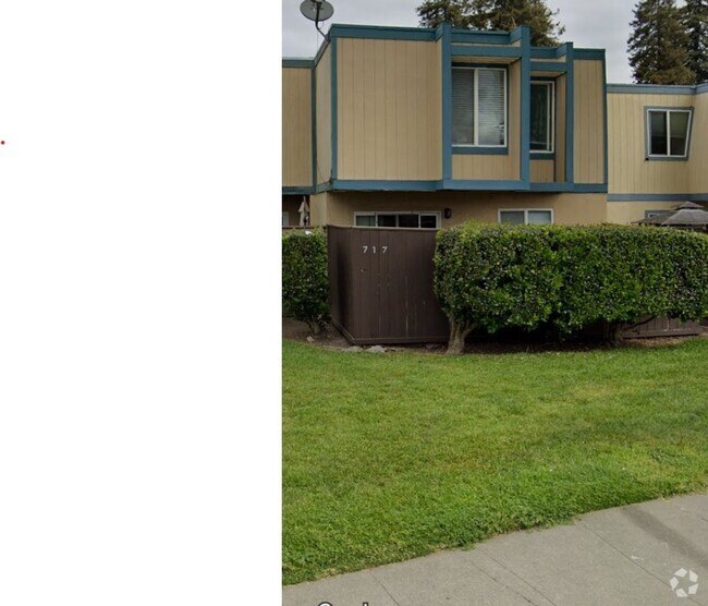 Building Photo - Fully Remodeled 3 Bedroom Townhome Availab...