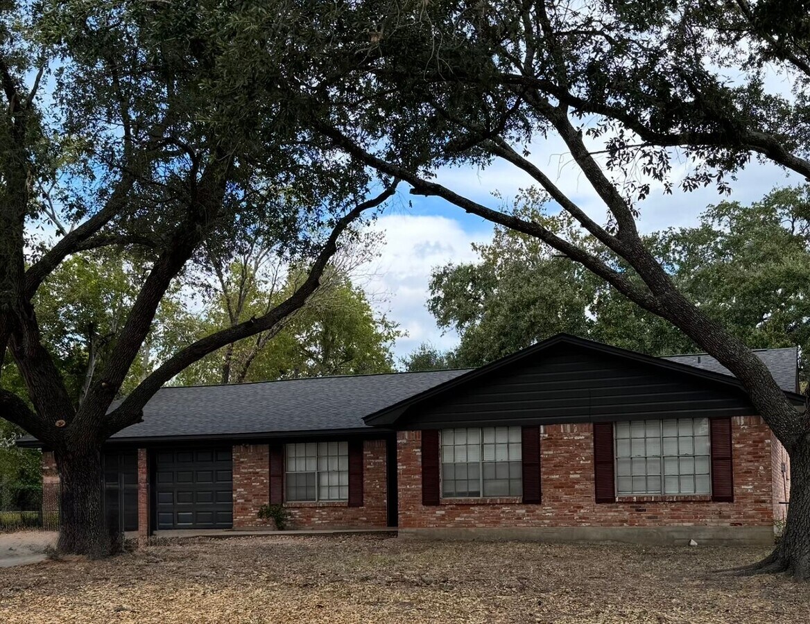 Fall Pre-Lease!! College Station - 4 bedroom / 2 bath / Garage / Fenced in back yard. - Fall Pre-Lease!! College Station - 4 bedroom / 2 bath / Garage / Fenced in back yard.