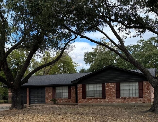 Building Photo - Fall Pre-Lease!! College Station - 4 bedroom / 2 bath / Garage / Fenced in back yard.