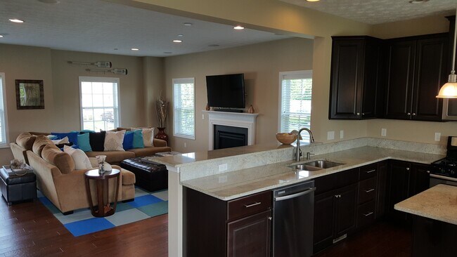 Photo - Robinson - LARGE 3 Bedroom End Unit House - Minutes from 376 W Robinson